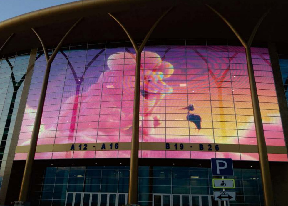 華邦瀛LED貼膜屏，開(kāi)創(chuàng)顯示創(chuàng)新潮流！